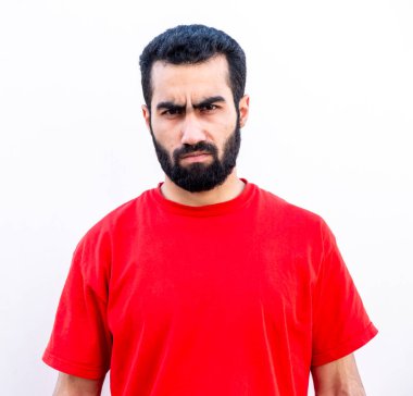 Adam kızgın ve üzgün olduğunu ifade ediyor.