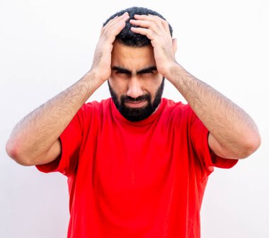 Unuttuğu bir şeyi hatırladıktan sonra adamın ifadesi.