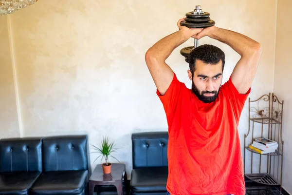 Adam formda kalmak için evde antrenman yapıyor.