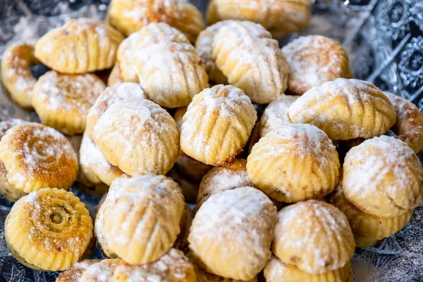 Siyah arkaplanlı bayram tatlıları