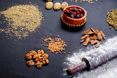 Bayramın tatlı malzemeleri bir masada bir araya gelir.