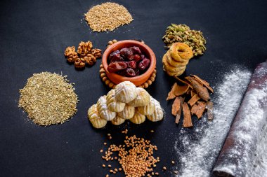 Bayramın tatlı malzemeleri bir masada bir araya gelir.