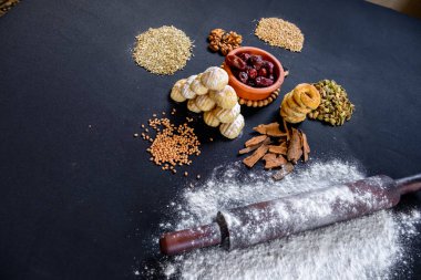 Bayramın tatlı malzemeleri bir masada bir araya gelir.