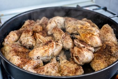 Tavukla dolu tepsi fırına gidecek.