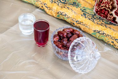 Arapça tarih, su ve meyve suyuyla otur iftar için hazırlan.