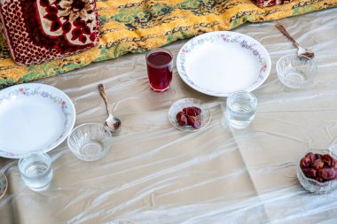 Arapça tarih, su ve meyve suyuyla otur iftar için hazırlan.