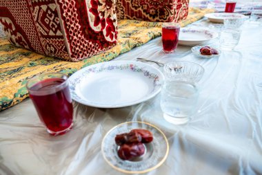 Arapça tarih, su ve meyve suyuyla otur iftar için hazırlan.