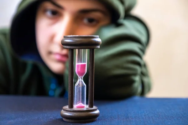 Arap Müslümanlar zamanı kontrol etmek için kumu izliyor