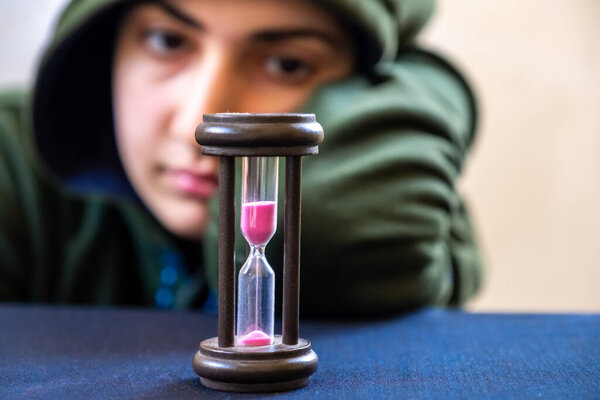 Арабские мусульмане наблюдают за песком, чтобы проверить время
