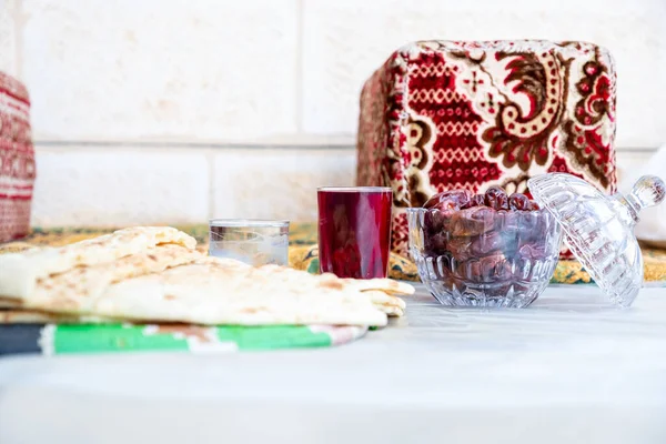 Arabiska Sitta Med Datum Och Vatten Och Juice Förbereder För — Stockfoto