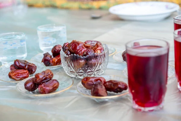 Arabské Posezení Datem Vodou Džusem Připravujícím Iftar — Stock fotografie