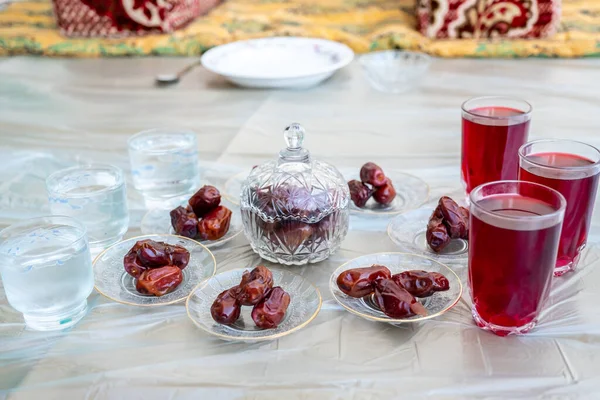 Arabské Posezení Datem Vodou Džusem Připravujícím Iftar — Stock fotografie