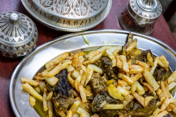 金属盘子中的阿拉伯食物 — 图库照片