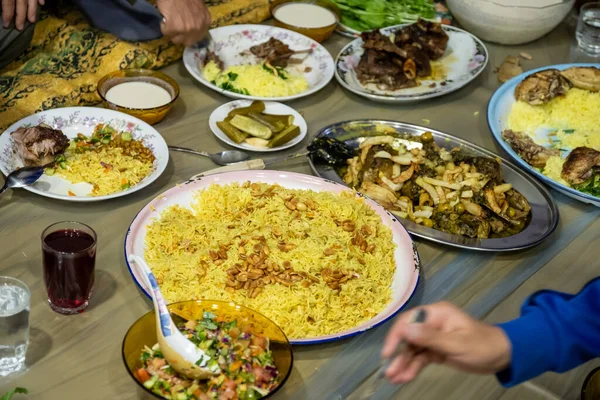 Arap ailesi ramazan iftarı yiyor