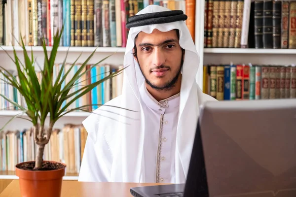 Arabský Muslim Muž Podnikající Online — Stock fotografie