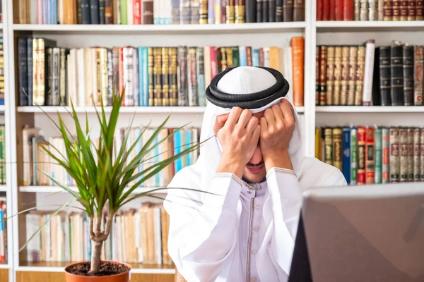 Arabský Muslimský Student Smutný — Stock fotografie