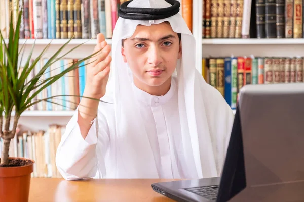 Aarabský Muslim Muž Pomocí Online Technologie — Stock fotografie