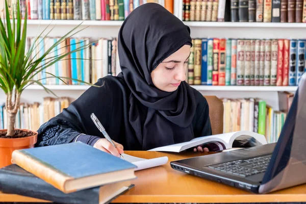 İnternette okuyan Arap Müslüman kadın.