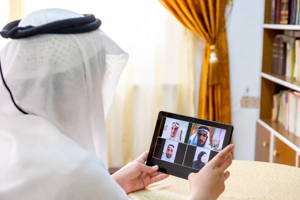 Çevrimiçi video konferans uygulaması kullanan Arap Müslümanlar