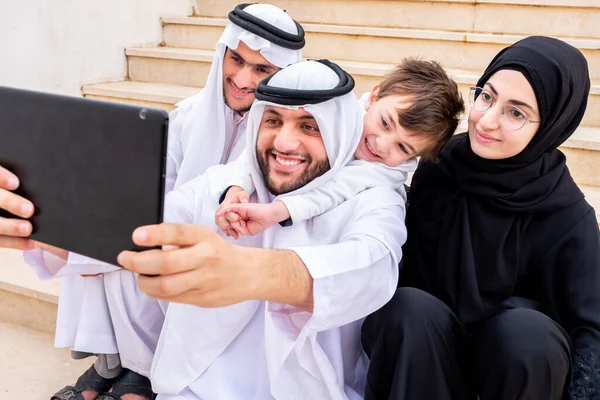 彼らの家族を呼び出すためにビデオを使用して幸せなアラビア語のイスラム教徒の家族 — ストック写真