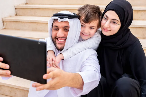 快乐的阿拉伯穆斯林家庭用视频给他们的家人打电话 — 图库照片