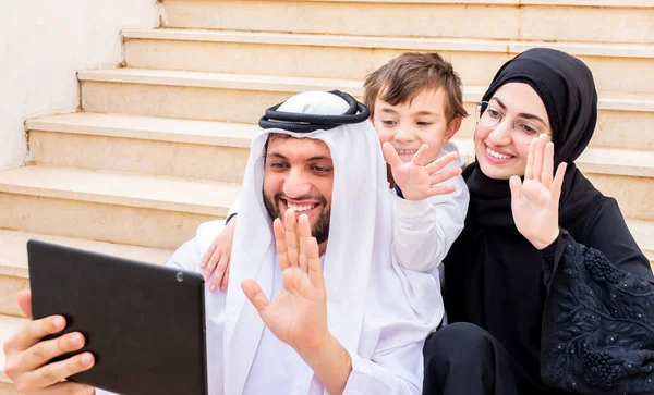 Šťastné Arabské Muslimské Rodiny Pomocí Videa Volat Svou Rodinu — Stock fotografie