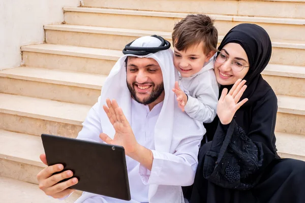 Šťastné Arabské Muslimské Rodiny Pomocí Videa Volat Svou Rodinu — Stock fotografie