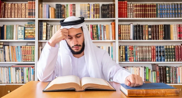 Arabský Muslim Čte Staré Knihy — Stock fotografie
