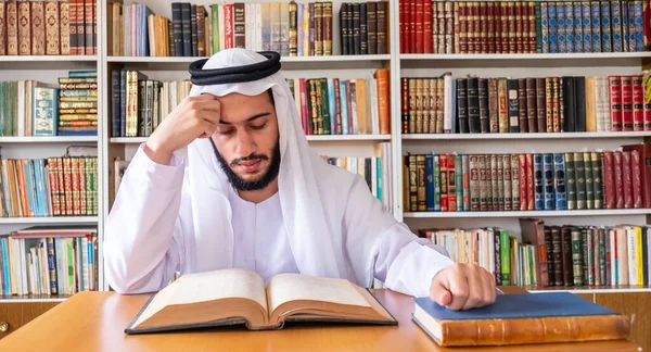 Arabski Muzułmanin Czyta Stare Książki — Zdjęcie stockowe