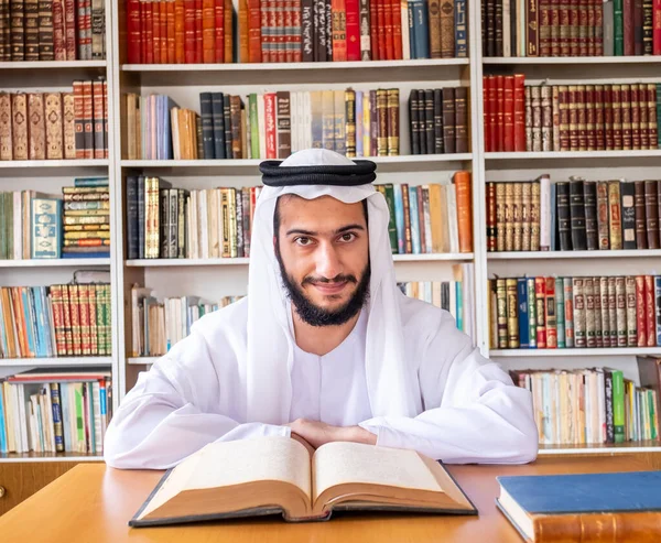 Arabo Musulmano Che Legge Vecchi Libri — Foto Stock