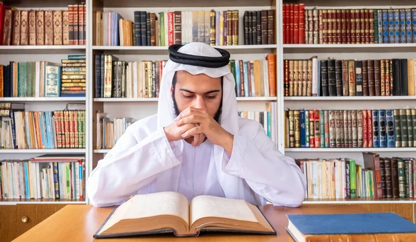 Arabo Musulmano Che Legge Vecchi Libri — Foto Stock