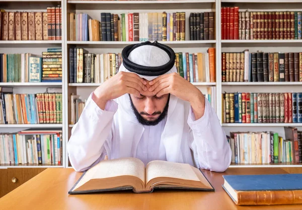 Arabisk Muslim Man Läser Gamla Böcker — Stockfoto