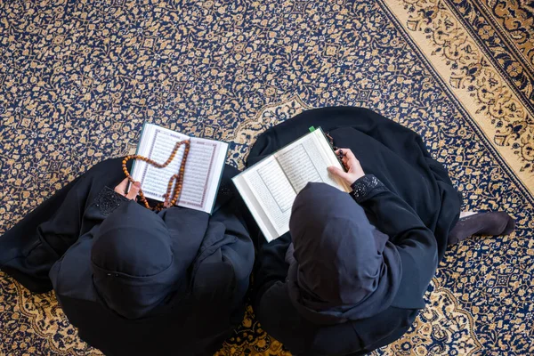 Madre Musulmana Sua Figlia Seduta Insieme Leggere Libro Sacro — Foto Stock