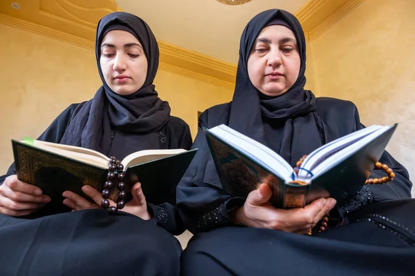 Musulmana Madre Hija Sentado Togther Lectura Santo Libro — Foto de Stock
