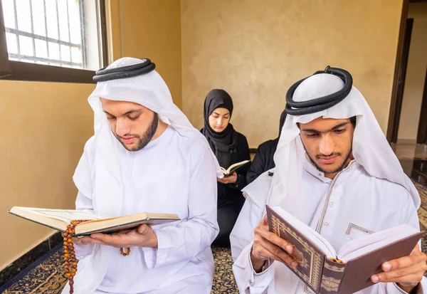 Happy Msulim Family Reading Quran Togther — Stock Photo, Image