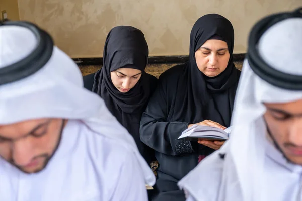 Gelukkig Msulim Familie Lezen Koran Samen — Stockfoto