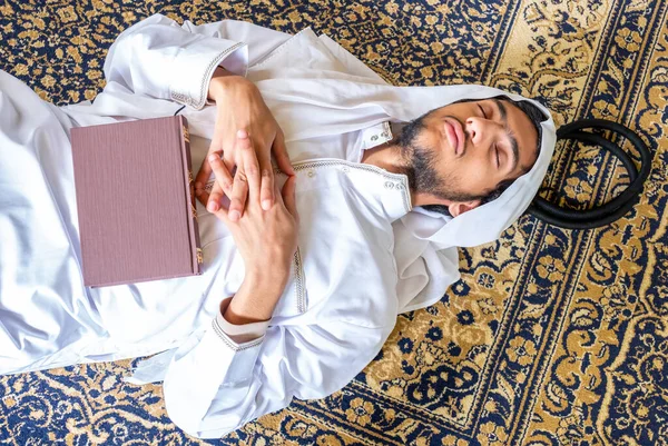 Árabe Deve Homem Relaxante Sua Casa Tapete — Fotografia de Stock