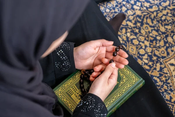 Muslimisches Arabisches Mädchen Sitzt Mit Ihrem Rosenkranz Und Ihrem Heiligen — Stockfoto