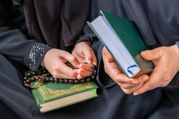 Muslimische Mutter Und Ihre Tochter Halten Heiliges Buch Und Rosenkranz — Stockfoto