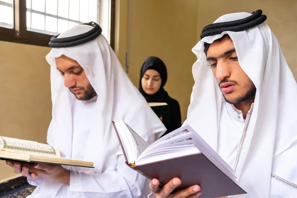 幸せなイスラム教徒の家族一緒にクルアーンを読む — ストック写真