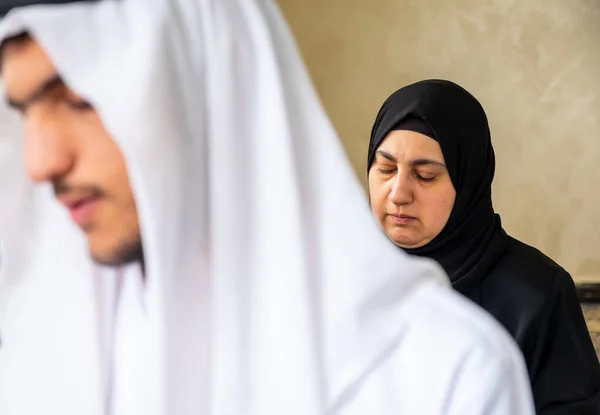 Muslim Pria Mengenakan Pakaian Arab Duduk Dengan Keluarganya Membaca Quran — Stok Foto