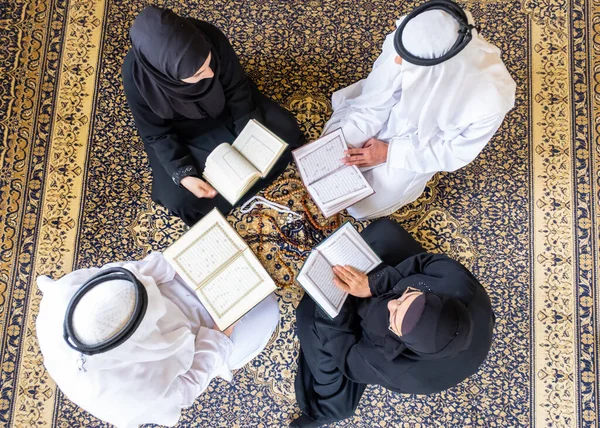 Visão Superior Membros Família Muçulmana Lendo Quraan Juntos — Fotografia de Stock