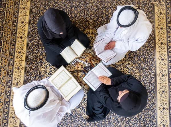 Κάτοψη Των Μελών Της Οικογένειας Μουσουλμάνων Που Διαβάζουν Μαζί Quraan — Φωτογραφία Αρχείου