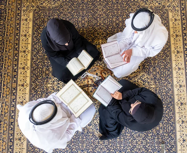Draufsicht Auf Muslimische Familienmitglieder Die Gemeinsam Quraan Lesen — Stockfoto