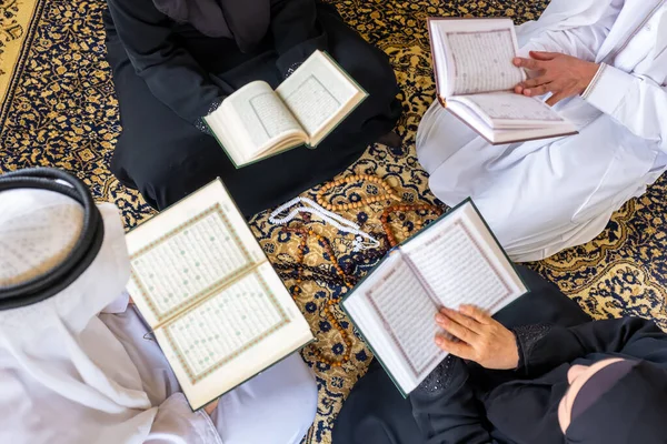 Visão Superior Membros Família Muçulmana Lendo Quraan Juntos — Fotografia de Stock