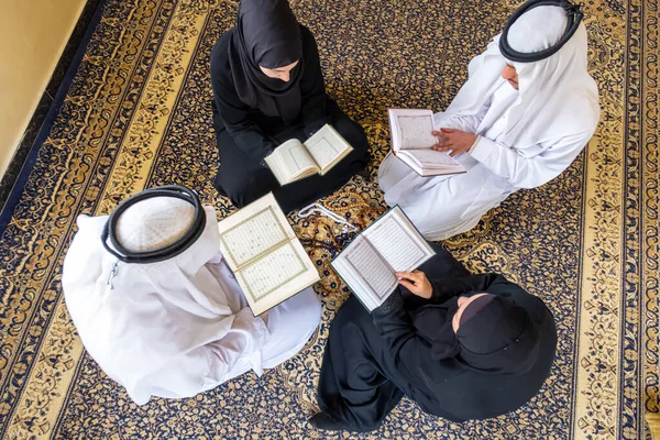 Bovenaanzicht Van Moslim Familieleden Die Samen Quraan Lezen — Stockfoto