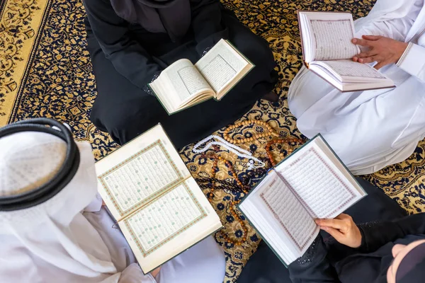 Vista Superior Los Miembros Familia Musulmana Leyendo Quraan Juntos —  Fotos de Stock