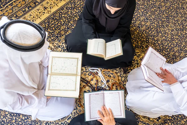 Top Nézet Muszlim Családtagok Olvasás Quraan Együtt — Stock Fotó