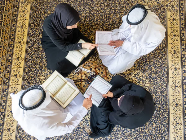 イスラム教徒の家族のトップビュー一緒にクルアーンを読む — ストック写真