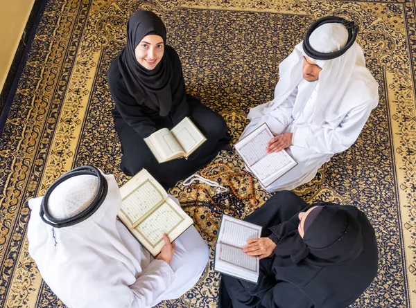 Bovenaanzicht Van Moslim Familieleden Die Samen Quraan Lezen — Stockfoto